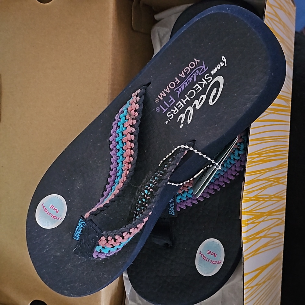 Skechers yoga foam  flip flops